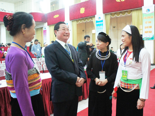 Bộ trưởng, Chủ nhiệm UBDT Giàng Seo Phử trò chuyện với các đại biểu tại đại hội