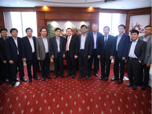 Ông Nguyễn Quốc Khánh (thứ 6 từ trái sang) cùng tập thể lãnh đạo Tập đoàn Dầu khí Việt Nam