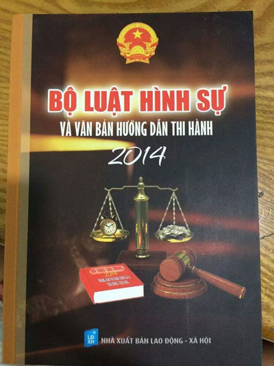 Thêm một cuốn sách luật in hình phản cảm bị thu hồi