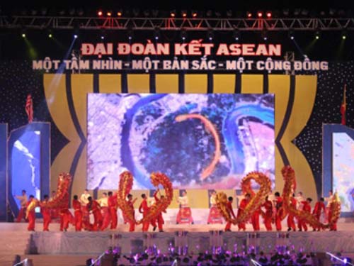 Văn nghệ chào mừng Ngày Đại đoàn kết ASEAN.