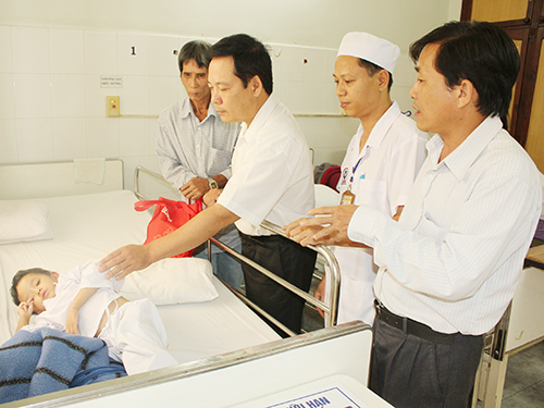 Đại diện Vedan đến thăm và tặng quà cho em Nguyễn Đặng Chí Thiện, đang điều trị bệnh tim tại Bệnh viện Triều An