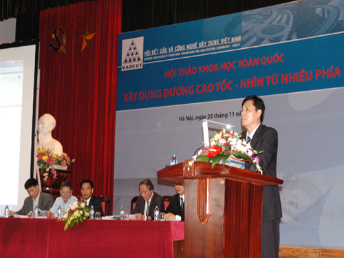 Thứ trưởng Bộ GTVT Nguyễn Ngọc Đông phát biểu tại hội thảo.
