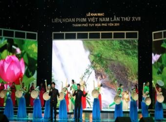 Tiết mục múa hát mở màn đêm khai mạc.