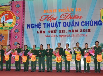 Đại tá Đặng Anh Dũng, Tư lệnh và Đại tá Nguyễn Thanh Xuân, Phó tư lệnh Binh đoàn tặng cờ và hoa cho các đơn vị tham gia Hội diễn.