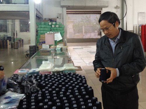 Ông Triệu Khắc Thủy tại cơ sở sản xuất.