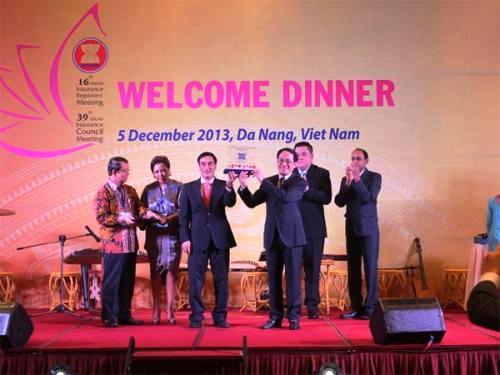 Ông Phạm Anh Tuấn, Tổng giám đốc Tổng công ty Bưu điện Việt Nam, kiêm Chủ tịch HĐQT Bảo hiểm Bưu điện (PTI) nhận giải Nhà lãnh đạo trẻ Đông Nam Á