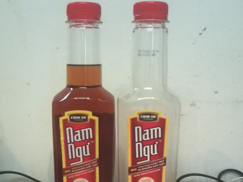Chai mắm Nam Ngư giả (bên trái) và Nam Ngư thật (bên phải)