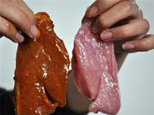 Tẩm ướp hóa chất và phụ gia, nhiều người có thể biến thịt lợn thành thịt gà. 