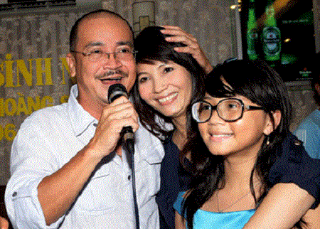 Diễn viên Hoàng Sơn bên vợ và con gái.