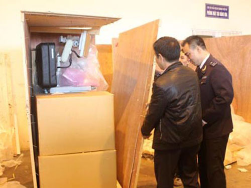 Máy nội soi và linh kiện đã qua sử dụng khi mở thùng hàng thứ 2.