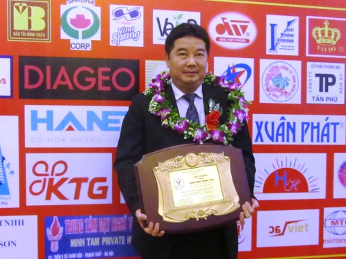 Ông Lê Việt Dũng - Giám đốc Phát triển quan hệ doanh nghiệp, đại diện cho Diageo Việt Nam - nhận giải thưởng