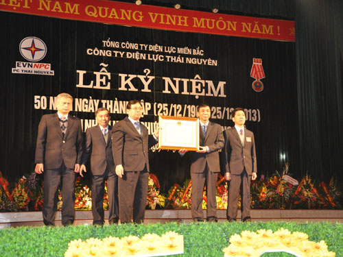 Đồng chí Bí thư Tỉnh ủy tỉnh Thái Nguyên Nguyễn Đình Phách trao Huân chương Độc lập hạng Nhì cho công ty.