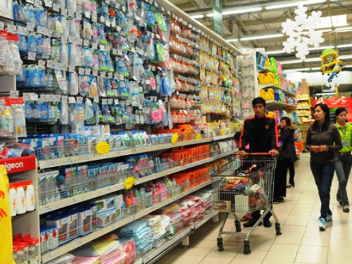 Người tiêu dùng mua hàng tại siêu thị Big C.