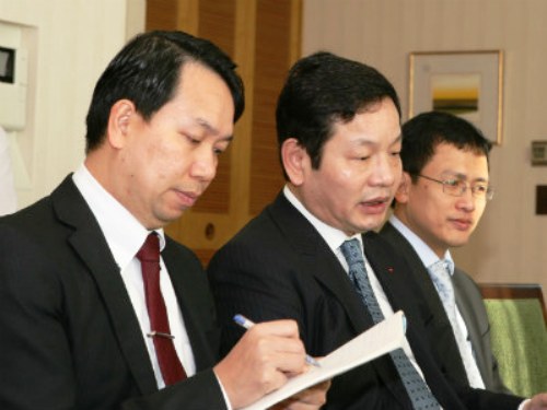 Chủ tịch Tập đoàn FPT Trương Gia Bình (giữa) trao đổi với các doanh nghiệp Nhật Bản 	