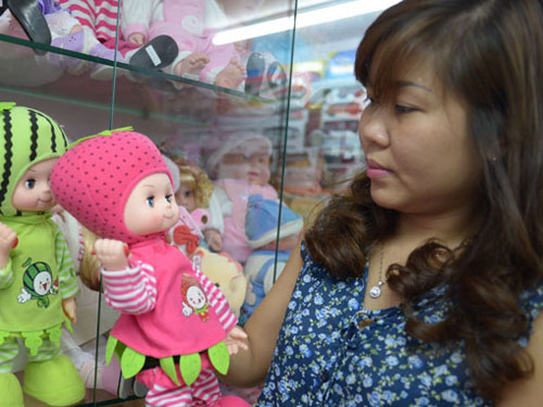 Búp bê đầu trái cây xuất xứ từ Trung Quốc có chứa chất độc hại gây ung thư, vô sinh... bị thu hồi ở châu Âu, nhưng vẫn bán tràn lan ở VN
