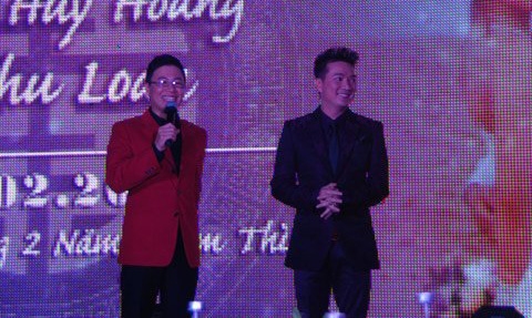 Mr Đàm biểu diễn trong tiệc cưới