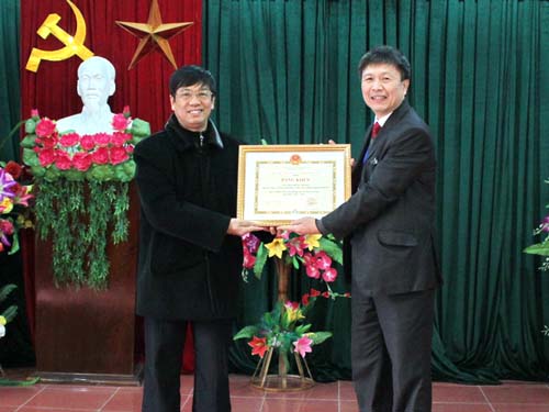 Đ/c Ngô Văn Lăng trao Bằng khen của Chủ tịch UBND tỉnh tặng đ/c Đào Hồng Thắng