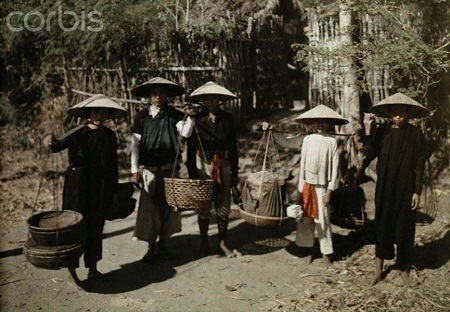 Thế giới lưu giữ ảnh “độc” về phụ nữ Việt với nón lá, áo dài