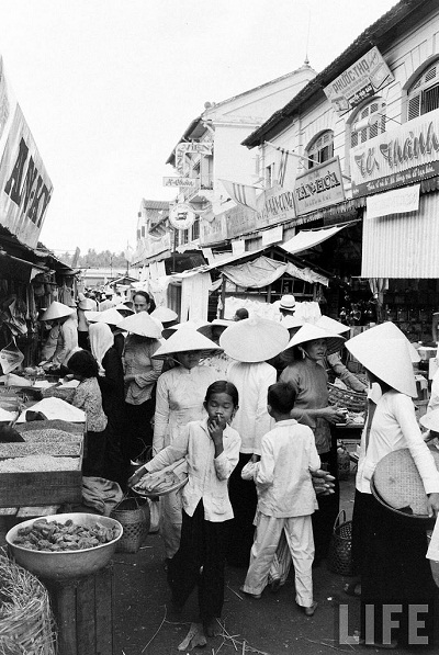 Một xóm chợ nhỏ năm 1961 (Ảnh: Life).