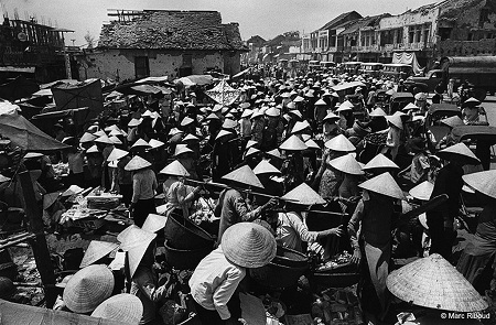 Một xóm chợ nhỏ năm 1961 (Ảnh: Life).
