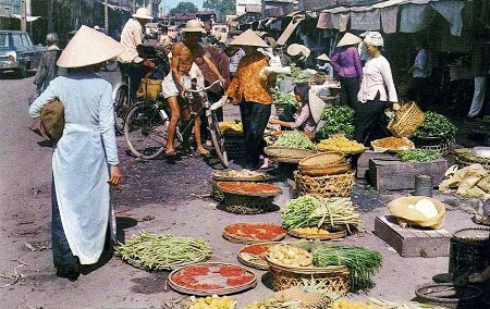 Một phiên chợ ở Sài Gòn (Ảnh: Mike Roberts).
