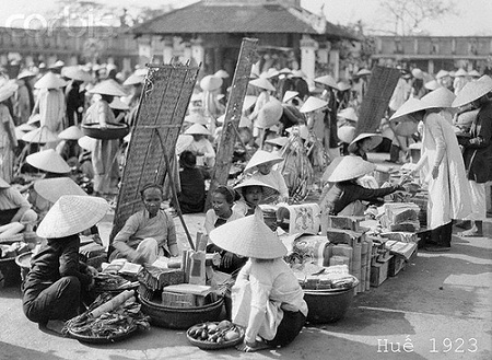 Thế giới lưu giữ ảnh “độc” về phụ nữ Việt với nón lá, áo dài