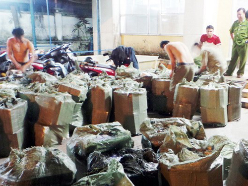 Toàn bộ lô hàng thuốc lá lậu được đưa về trụ sở Công an phường Bình Hưng Hòa B.