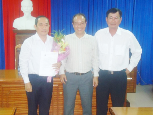 Chủ tịch HĐQT Petrolimex Bùi Ngọc Bảo (đứng giữa) trao quyết định bổ nhiệm, chúc mừng ông Châu Phước Liêm(bên trái) và cảm ơn ông Phạm Thế Sơn (bên phải).