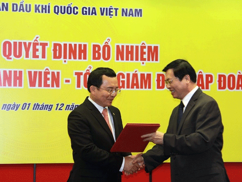 Bộ trưởng Vũ Huy Hoàng trao quyết định bổ nhiệm Tổng giám đốc Tập đoàn Dầu khí Việt Nam cho ông Nguyễn Quốc Khánh. Ảnh: Việt Hà