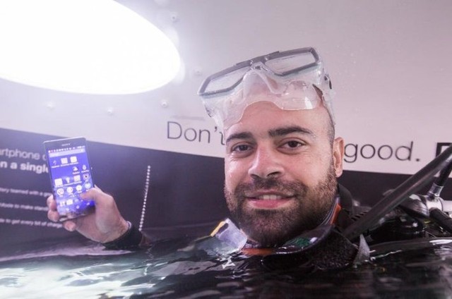 Một khách hàng vinh dự được tham quan cửa hàng đặc biệt của Sony