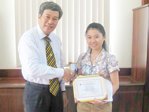 “Cô gái chống dầu tràn” (Báo Tiền phong) nhận Giải thưởng Green Prize của Petrolimex Sài Gòn do Phó giám đốc Nguyễn Văn Cảnh trao tặng.