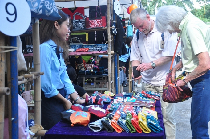 Hội chợ hàng thủ công truyền thống: Cơ hội quảng bá sản phẩm cho bà con dân tộc thiểu số hoi cho hang thu cong truyen thong co hoi quang ba san pham cho ba con dan toc thieu so