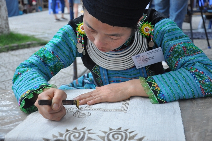 Hội chợ hàng thủ công truyền thống: Cơ hội quảng bá sản phẩm cho bà con dân tộc thiểu số hoi cho hang thu cong truyen thong co hoi quang ba san pham cho ba con dan toc thieu so