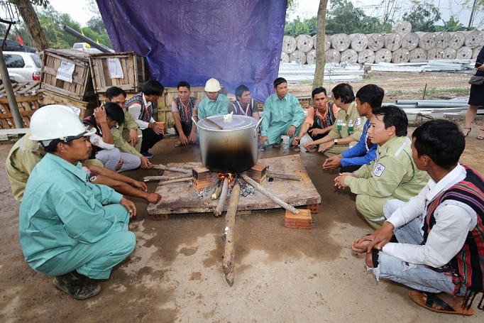 xuan som tren cong truong