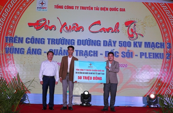 xuan som tren cong truong