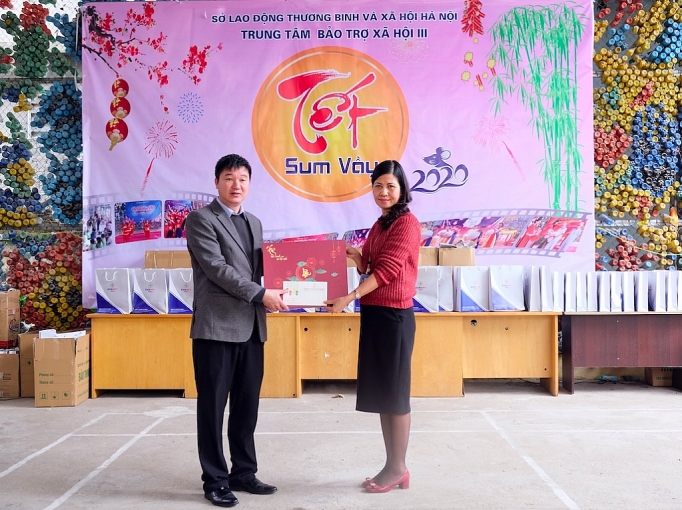 PTC1 tặng quà Tết cho người già, trẻ em không nơi nương tựa ptc1 tang qua tet cho nguoi gia tre em khong noi nuong tua