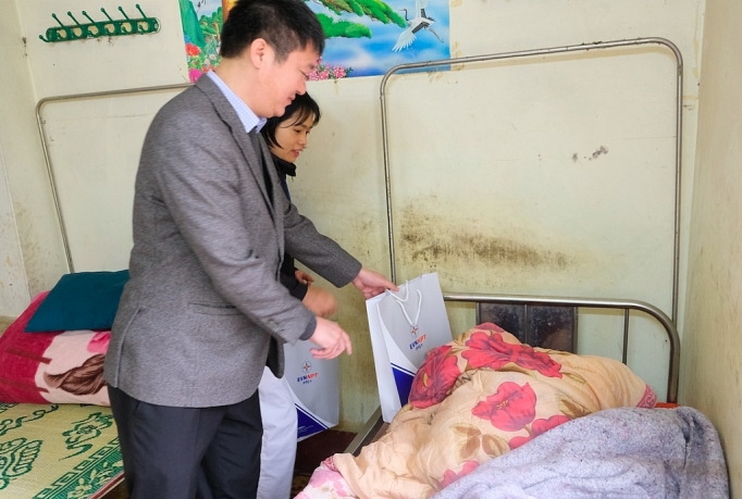 PTC1 tặng quà Tết cho người già, trẻ em không nơi nương tựa ptc1 tang qua tet cho nguoi gia tre em khong noi nuong tua