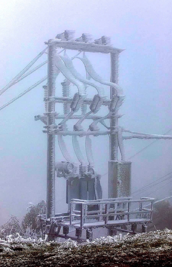 EVNNPC đảm bảo điện trong thời tiết băng giá EVNNPC đảm bảo điện trong thời tiết băng giá