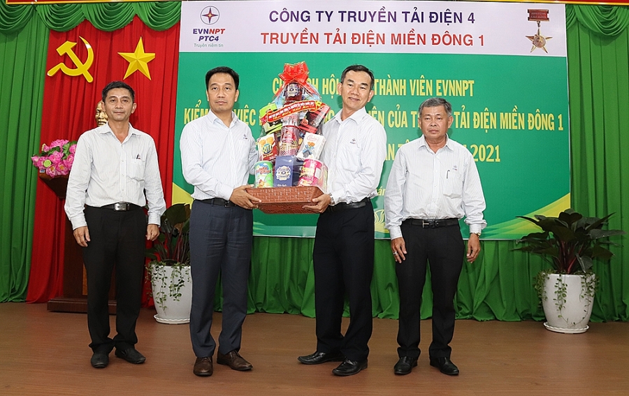 Lãnh đạo EVNNPT chúc Tết và kiểm tra việc cấp điện tại Truyền tải điện Miền Đông 1 Lãnh đạo EVNNPT chúc Tết và kiểm tra việc cấp điện tại Truyền tải điện Miền Đông 1