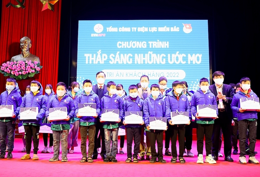 EVNNPC: Tiếp tục hành trình thắp sáng ước mơ EVNNPC: Tiếp tục hành trình thắp sáng ước mơ