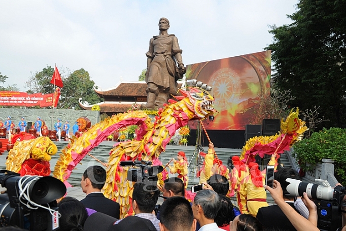 linh thieng le hoi go dong da