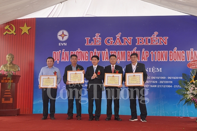 Gắn biển công trình đường dây và Trạm biến áp 110 kV Đồng Văn 4 gan bien cong trinh duong day va tram bien ap 110 kv dong van 4