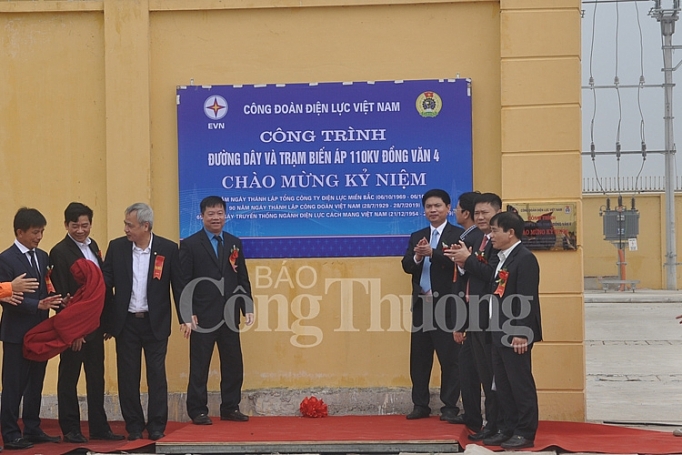Gắn biển công trình đường dây và Trạm biến áp 110 kV Đồng Văn 4 gan bien cong trinh duong day va tram bien ap 110 kv dong van 4