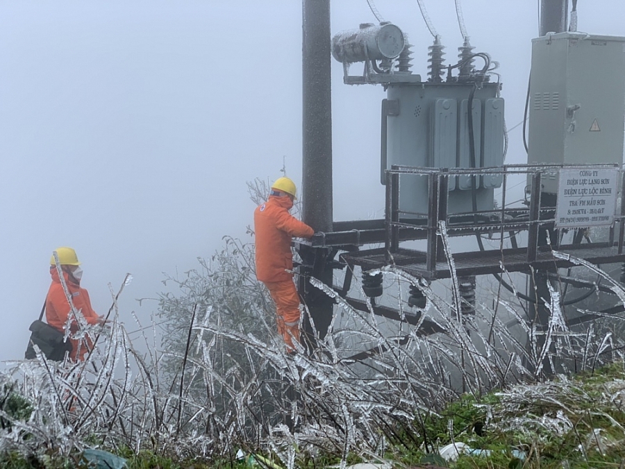 Điện lực Lộc Bình căng mình xử lý băng tuyết