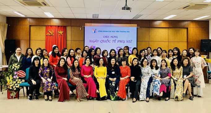 phu nu nganh cong thuong duyen dang trong ta ao dai