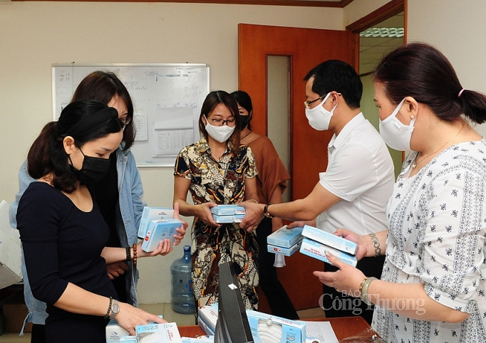 Công đoàn Báo Công Thương tặng khẩu trang cho người lao động cong doan bao cong thuong tang khau trang cho nguoi lao dong