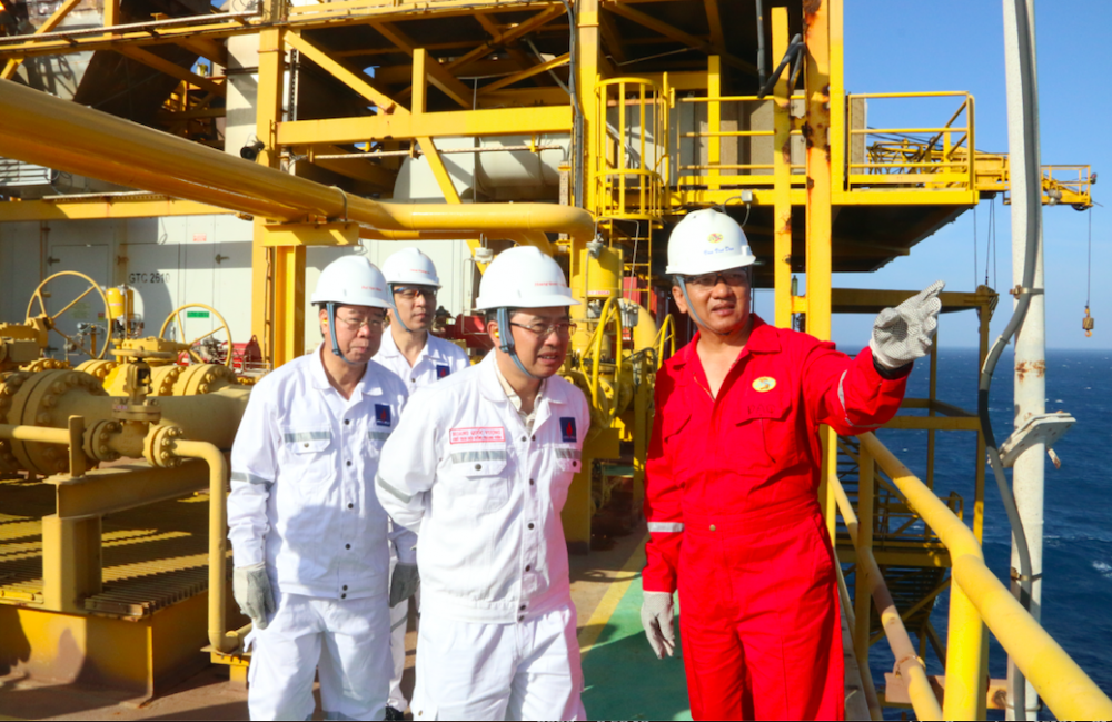 Đoàn công tác Bộ Công Thương: Thăm, động viên cán bộ, nhân viên làm việc tại Giàn khoan mỏ Rạng Đông