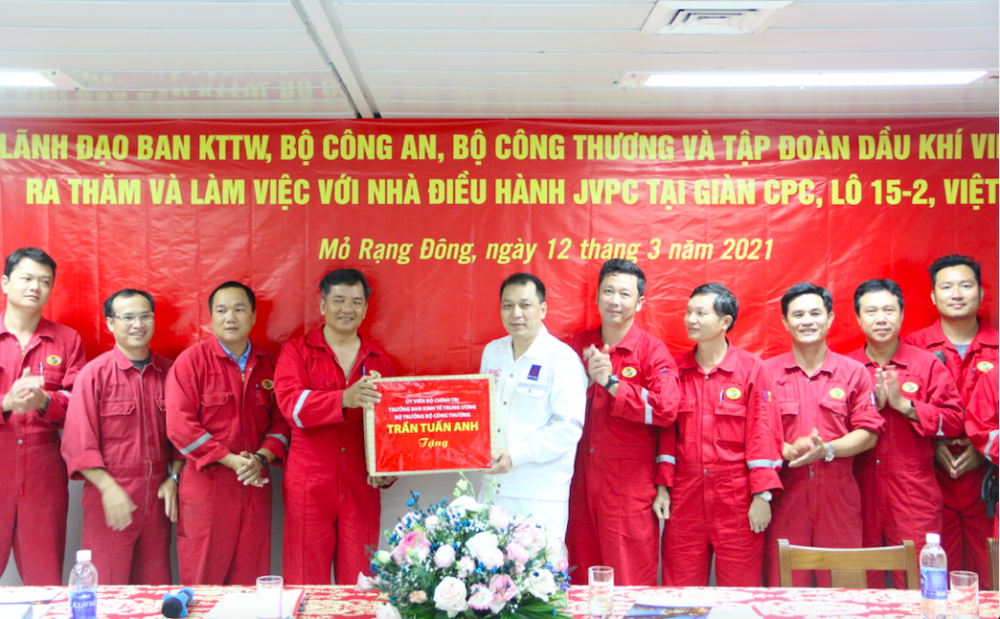 Đoàn công tác Bộ Công Thương: Thăm, động viên cán bộ, nhân viên làm việc tại Giàn khoan mỏ Rạng Đông