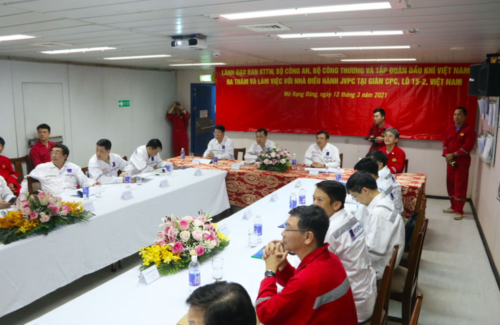 Đoàn công tác Bộ Công Thương: Thăm, động viên cán bộ, nhân viên làm việc tại Giàn khoan mỏ Rạng Đông