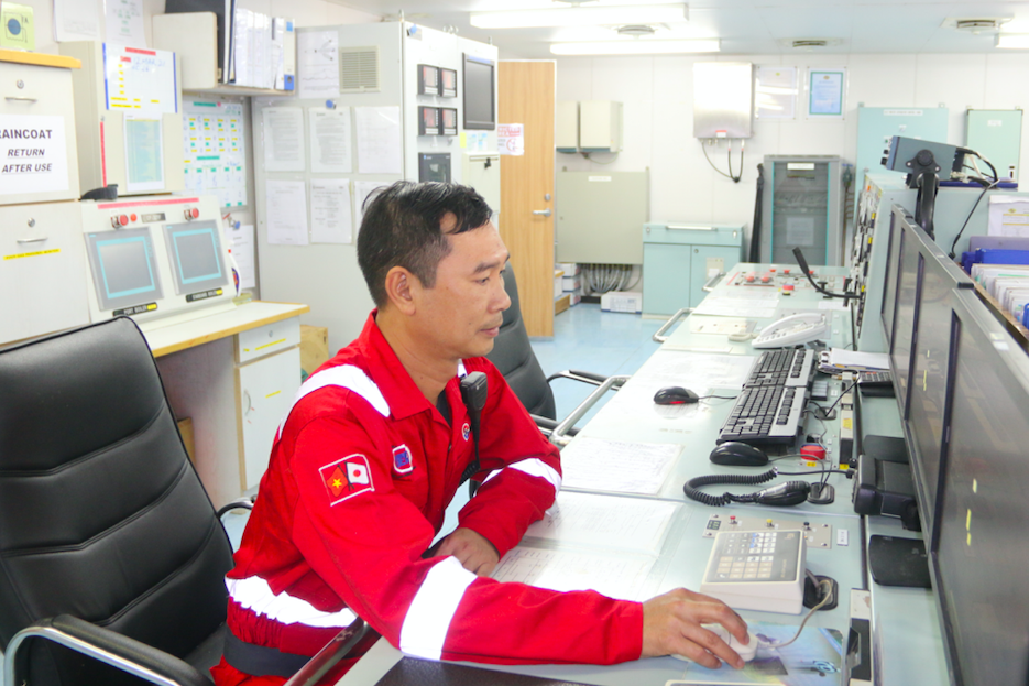 Đoàn công tác Bộ Công Thương: Thăm, động viên cán bộ, nhân viên làm việc tại Giàn khoan mỏ Rạng Đông